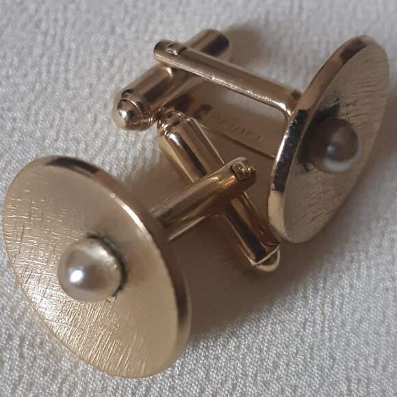 Vintage Speidel Cuff Links Gold Tone Pearl Center 3/4" ⚡️BUY 3 for $55⚡️ - Picture 1 of 7